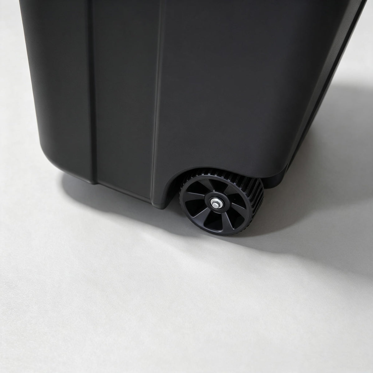 32 Gallon Black Plastic Wheeled Trash Can with Lid T472919